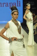 Model walks the ramp for Amrapali Jewels Pvt Ltd at IIJW Day 1 on 19th Aug 2012 (15).JPG